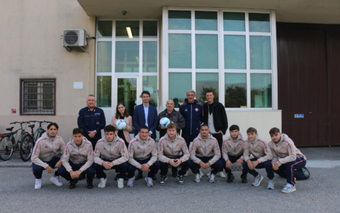 La Cremonese porta il calcio in carcere: donati 20 palloni ai detenuti di Cremona