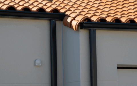 Rubano un pluviale in rame, 39enne e 53enne pregiudicati finiscono nei guai