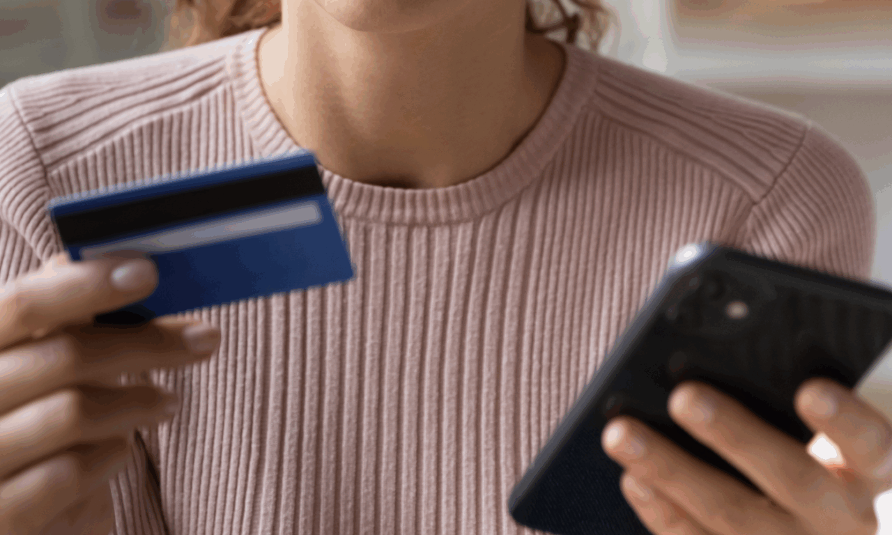 Riceve la notifica di un acquisto da 950 euro per un iPhone, ma è una truffa: denunciati tre uomini