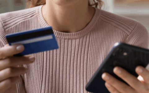 Riceve la notifica di un acquisto da 950 euro per un iPhone, ma è una truffa: denunciati tre uomini