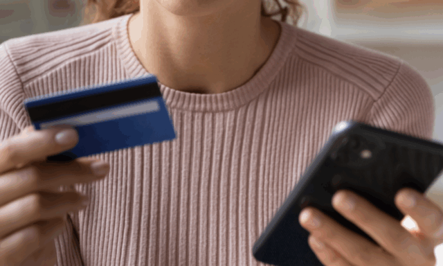 Riceve la notifica di un acquisto da 950 euro per un iPhone, ma è una truffa: denunciati tre uomini