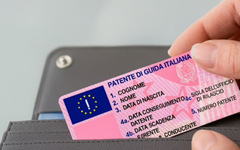 Truffe ai quiz della patente e violenze contro la moglie, 37enne arrestato a Vaiano Cremasco