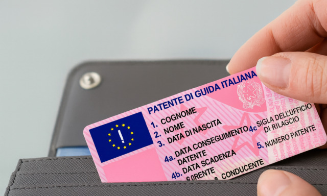 Truffe ai quiz della patente e violenze contro la moglie, 37enne arrestato a Vaiano Cremasco