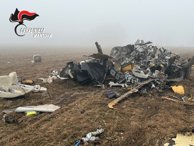 Elicottero precipita sul confine tra Cremonese e Mantovano: morto il pilota 56enne