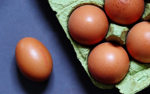 Rischio microbiologico: nuovo maxi richiamo di uova fresche prodotte in provincia di Cremona