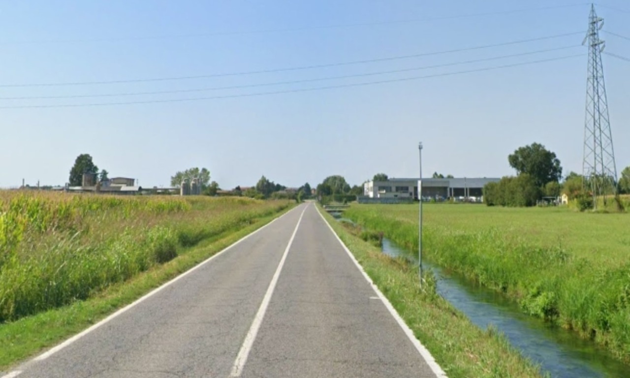 Perde aderenza e finisce nel campo ribaltandosi: conducente elitrasportata