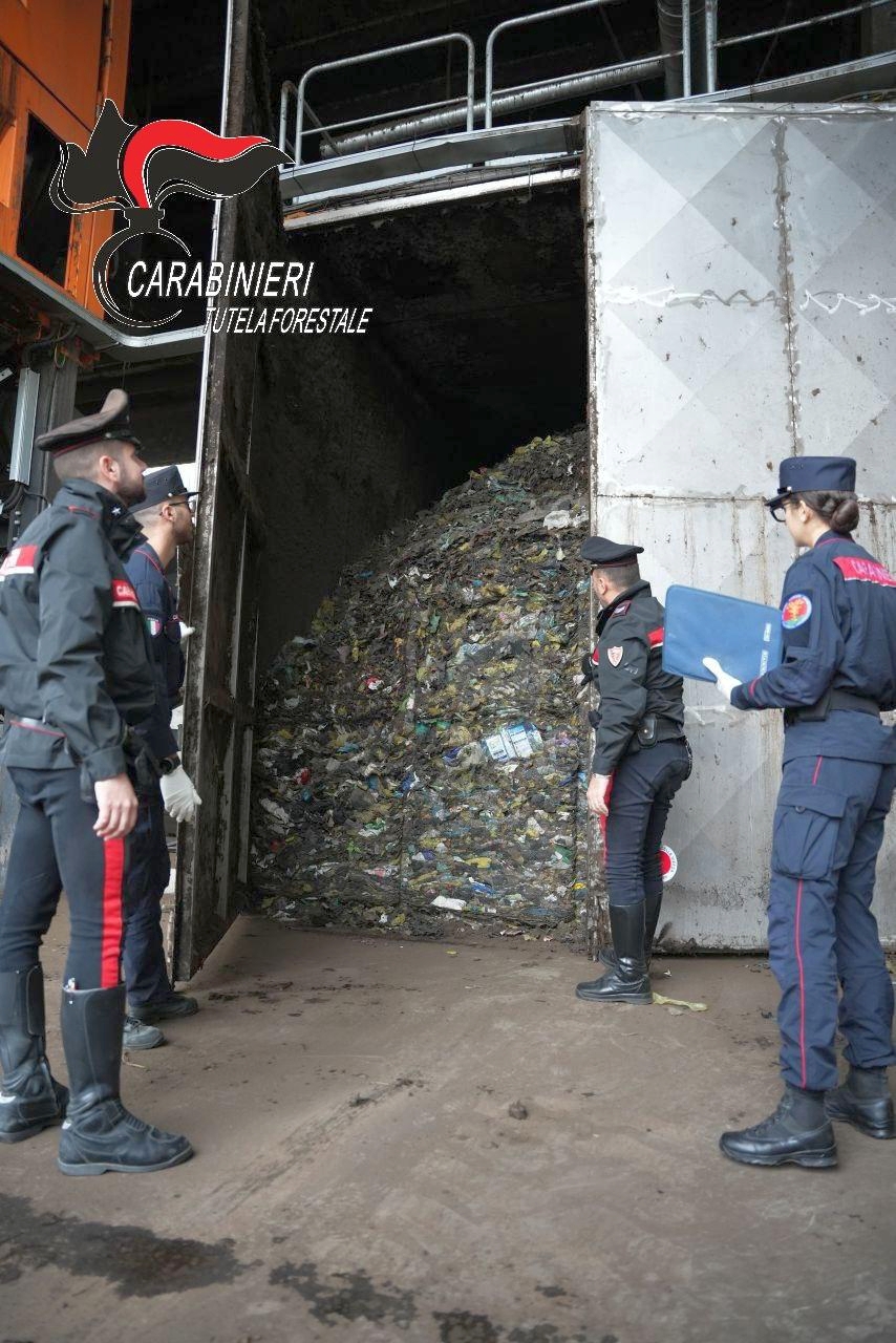 Alcuni degli accertamenti dei Cc nell'impianto bresciano