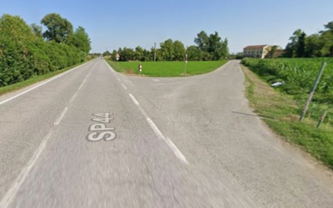 Incidente stradale tra auto e moto, due persone sbalzate a terra: 25enne in ospedale in elisoccorso