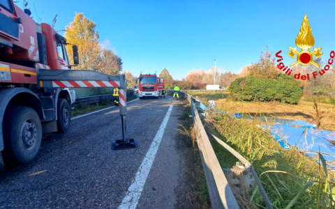 Camion guidato da 45enne cremonese perde lastre di metallo sulla tangenziale di Mantova