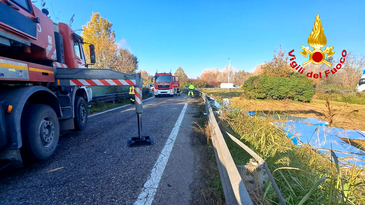 Camion guidato da 45enne cremonese perde lastre di metallo sulla tangenziale di Mantova