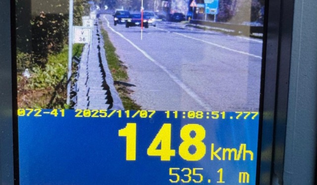 Con l’auto di lusso beccato a sfrecciare a 148 km/h: maxi multa e patente ritirata