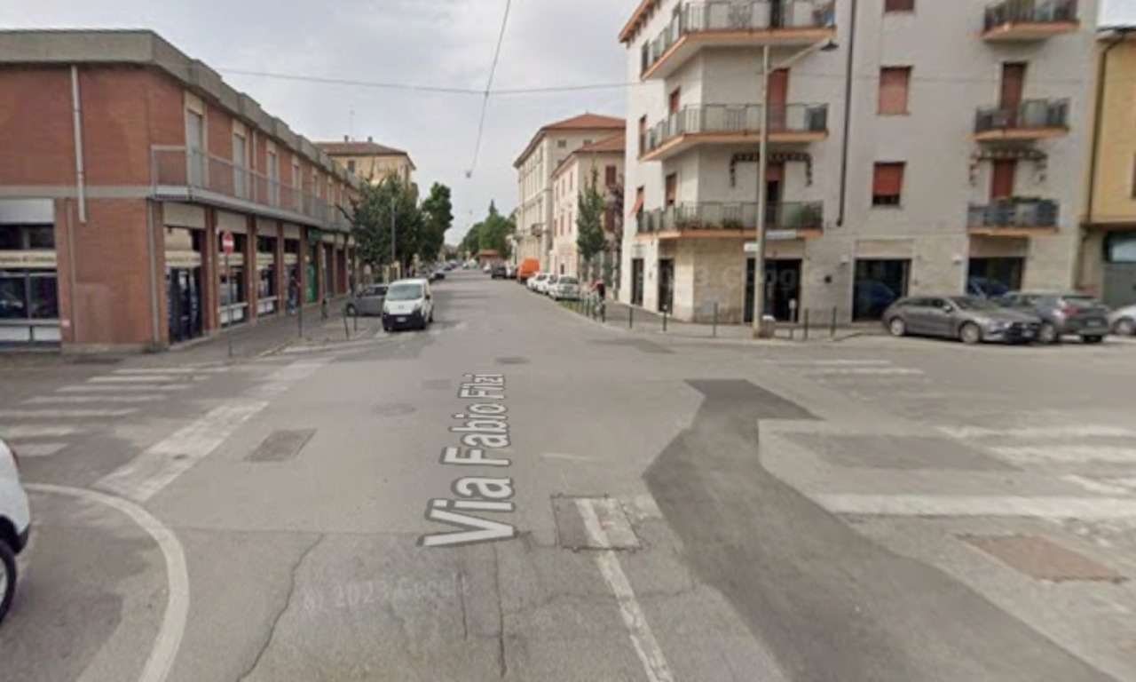 Pedone travolto in via Fabio Filzi, soccorso un 81enne in arresto cardiaco