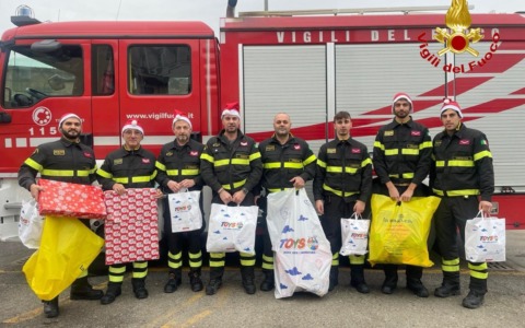 I Vigili del Fuoco di Crema portano giochi e sorrisi ai più piccoli in ospedale
