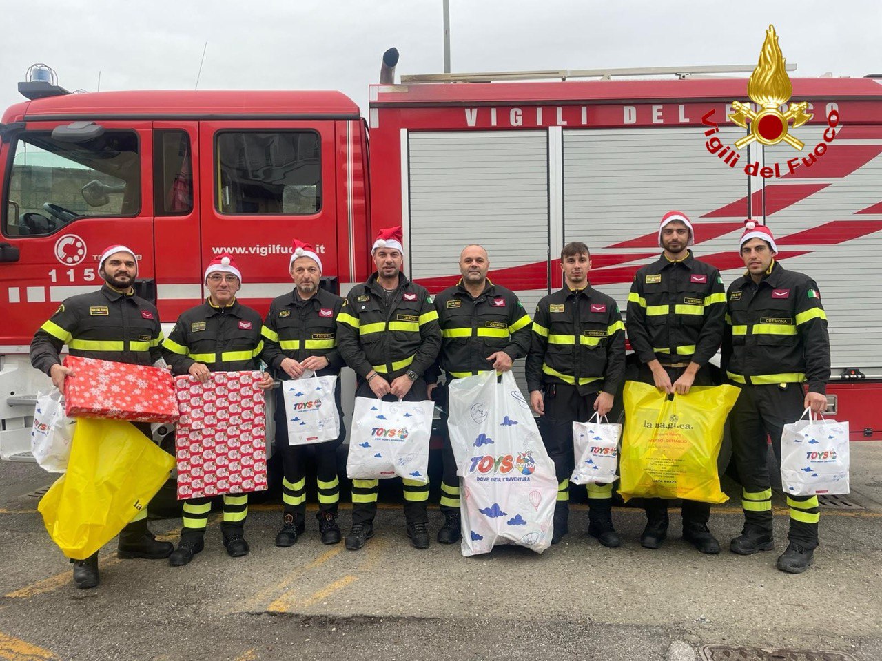 I Vigili del Fuoco di Crema portano giochi e sorrisi ai più piccoli in ospedale