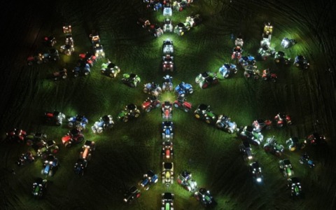 Per gli Auguri di Natale 100 trattori illuminano Gussola formando un grande fiocco di neve