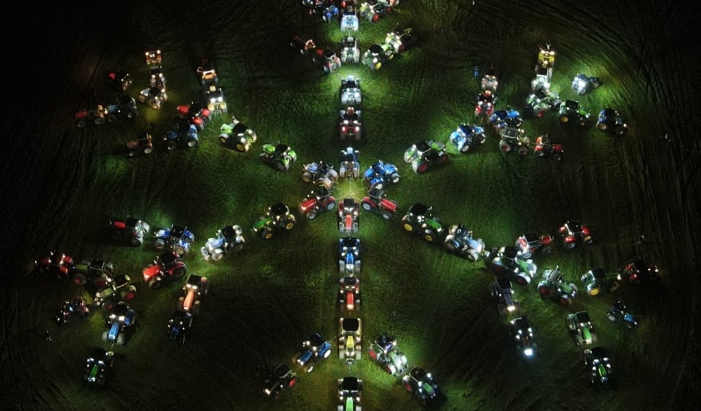 Per gli Auguri di Natale 100 trattori illuminano Gussola formando un grande fiocco di neve