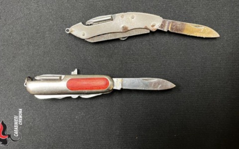 Lei si aggira con fare sospetto tra le abitazioni, lui nasconde in auto due coltelli