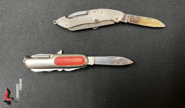 Lei si aggira con fare sospetto tra le abitazioni, lui nasconde in auto due coltelli