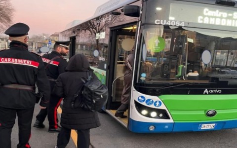 Carabinieri sui bus di Cremona: servizi di prevenzione per la sicurezza dei passeggeri