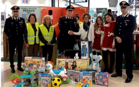 CremonaPo, i Carabinieri donano giocattoli ai bambini per un Natale di solidarietà