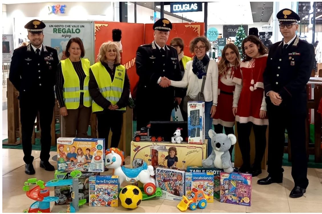 CremonaPo, i Carabinieri donano giocattoli ai bambini per un Natale di solidarietà