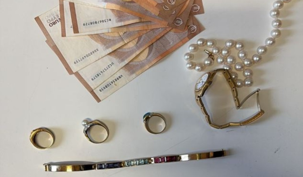 Finti Carabinieri derubano coppia di anziani, via con preziosi per quasi 10mila euro