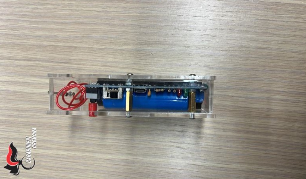Durante un controllo viene trovato con uno storditore elettrico nel marsupio