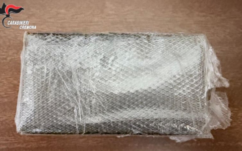 Fermati per un controllo a Offanengo, nei pantaloni del passeggero c’era un etto di hashish