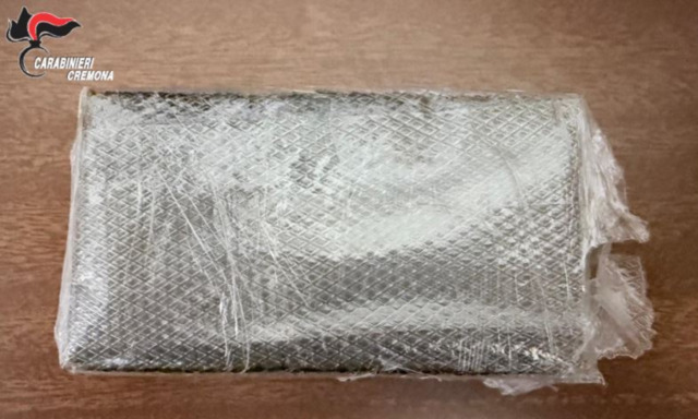 Fermati per un controllo a Offanengo, nei pantaloni del passeggero c’era un etto di hashish