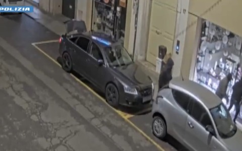 Profumeria svaligiata nel centro, bottino da 60mila euro: arrestati i quattro autori