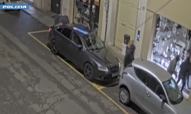 Profumeria svaligiata nel centro, bottino da 60mila euro: arrestati i quattro autori