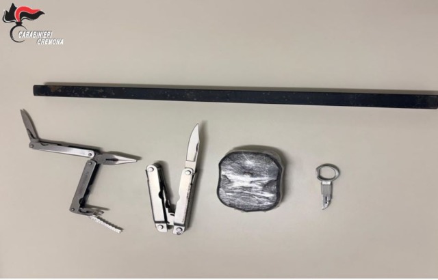 In auto pinze, coltelli, chiavi modificate e un palo in ferro lungo 50 centimetri: denunciato 45enne