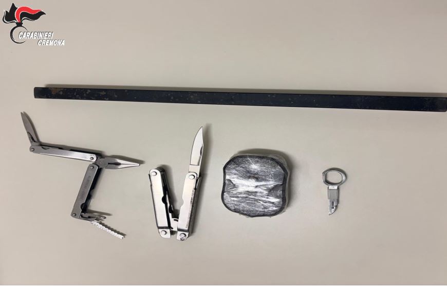 In auto pinze, coltelli, chiavi modificate e un palo in ferro lungo 50 centimetri: denunciato 45enne