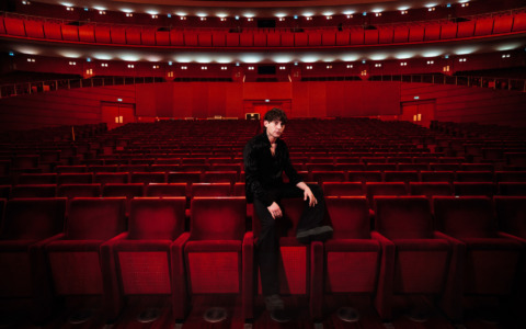 Rkomi arriva a Cremona con il tour “Mirko nei teatri”, in concerto venerdì 12 dicembre al Ponchielli