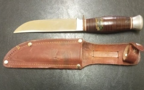 Rifiuta l’alcoltest e nasconde un coltello di 24 centimetri: denunciato 55enne