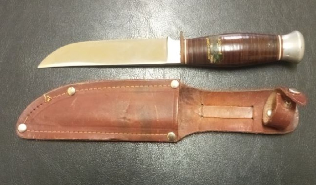 Rifiuta l’alcoltest e nasconde un coltello di 24 centimetri: denunciato 55enne