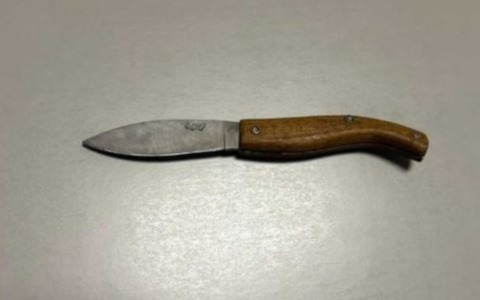 Al controllo si dimostra nervoso: 24enne trovato con hashish e un coltello a serramanico