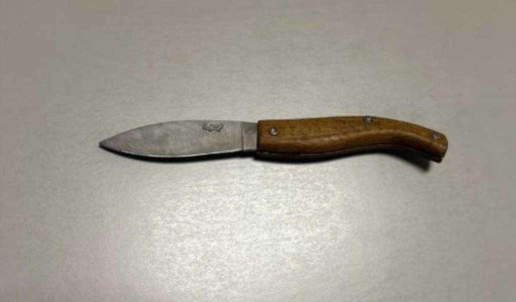 Al controllo si dimostra nervoso: 24enne trovato con hashish e un coltello a serramanico