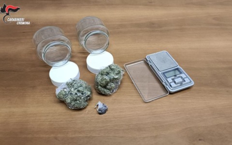Trovato con marijuana, hashish e un bilancino di precisione: 20enne denunciato per spaccio