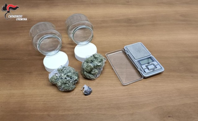 Trovato con marijuana, hashish e un bilancino di precisione: 20enne denunciato per spaccio