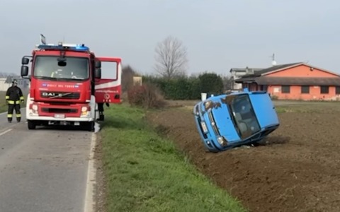 Perde il controllo dell’auto, esce di strada e si ribalta su un fianco: 54enne in ospedale