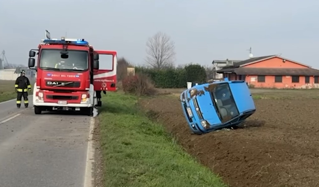 Perde il controllo dell’auto, esce di strada e si ribalta su un fianco: 54enne in ospedale