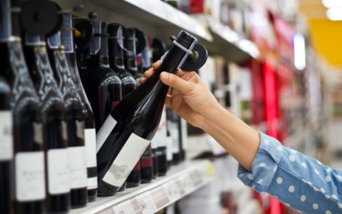 Tentano la rapina in un supermercato di Crema, le bottiglie di alcolici nascoste e la fuga