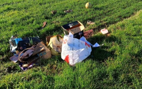 Documenti personali tra i rifiuti abbandonati in strada: rintracciato il “furbetto”