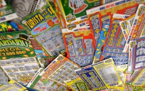 In un momento di distrazione del titolare del bar, ruba Gratta e Vinci per 200 euro