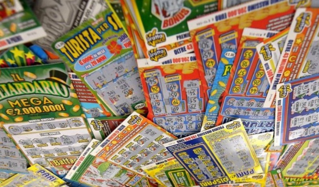 In un momento di distrazione del titolare del bar, ruba Gratta e Vinci per 200 euro