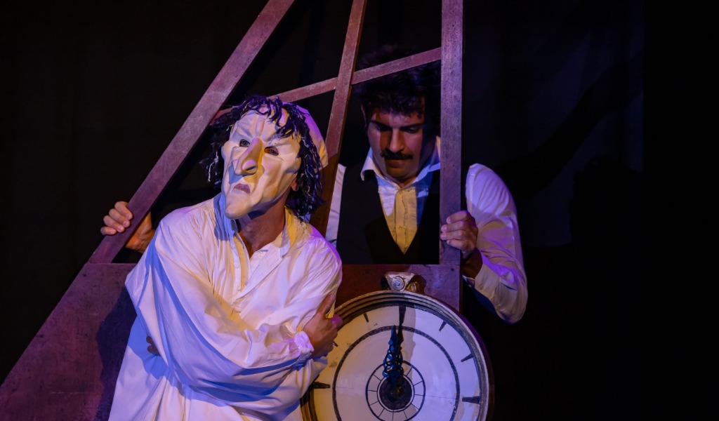 “Scrooge – Non è mai troppo tardi”: la magia di Dickens prende vita sul palco del Ponchielli