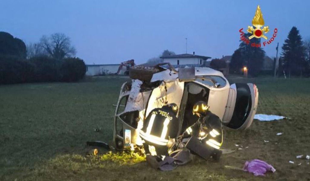 Auto ribaltata a Scandolara Ravara, 41enne in ospedale