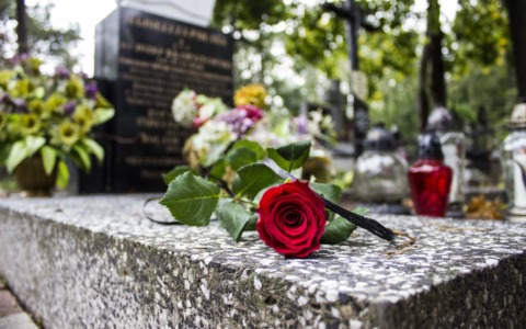Furti nei cimiteri: rubati statue, croci e vasi in bronzo e rame dalle tombe