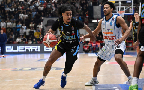 Vanoli Cremona travolta a Napoli: pesante sconfitta 102-76